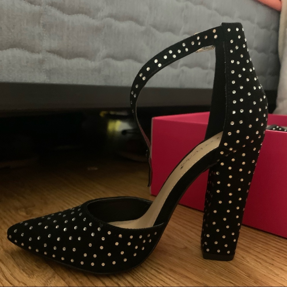 Heels - Picture 4 of 4